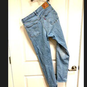Levis light denim wash, W 28 L32, straight leg crop